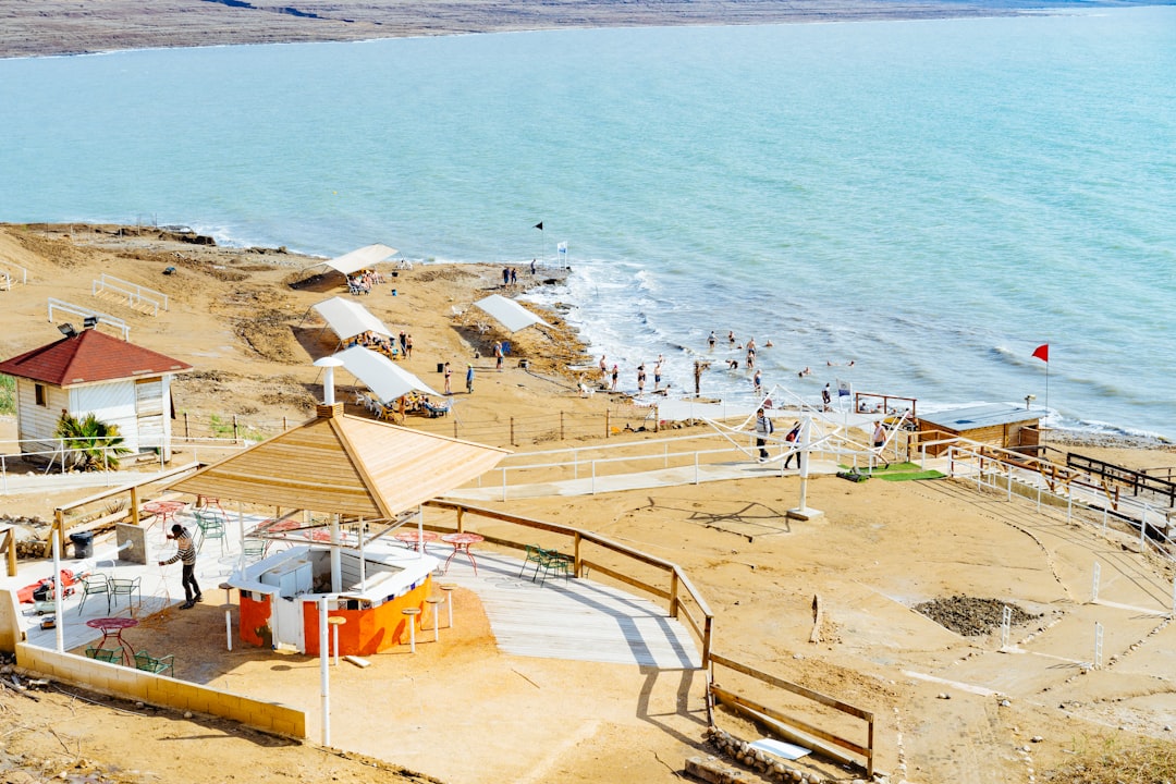יחידת אירוח מפנקת או בקתה נעימה בכפר נופש אלמוג, עם נוף לים המלח או לנוף המדברי.