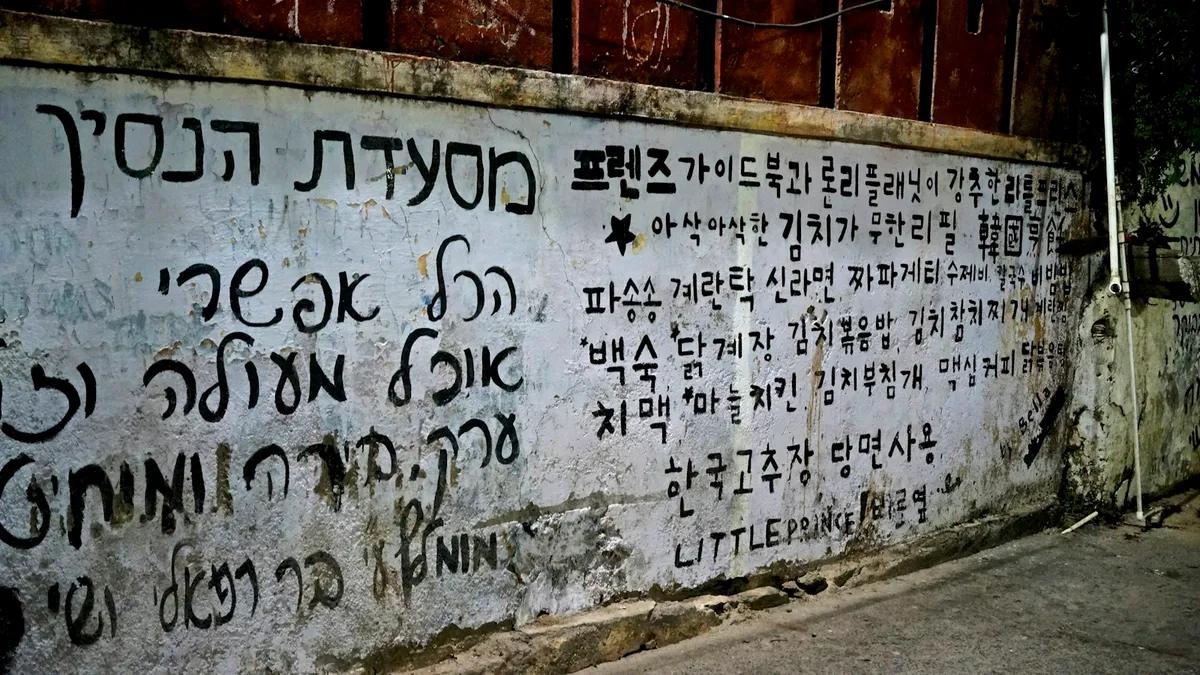 סצנה המציגה האמנות והאמנים בגלריה