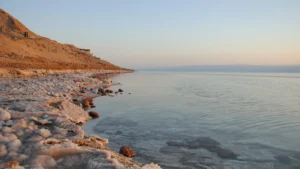נוף פנורמי של צפון ים המלח עם חוף רגוע, מדבר והרים, המציג את מגוון האטרקציות בקליה. — קליה ים המלח | תיירות קליה