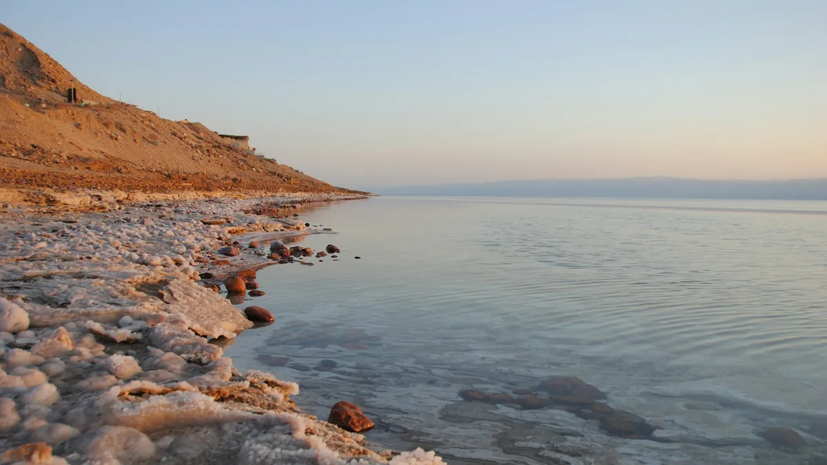 נוף פנורמי של צפון ים המלח עם חוף רגוע, מדבר והרים, המציג את מגוון האטרקציות בקליה. — קליה ים המלח | תיירות קליה