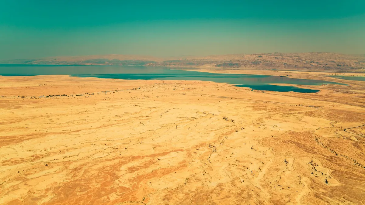 נוף מדברי עתיק ליד ים המלח, המרמז על היסטוריה ארוכה ומיקום אסטרטגי של קליה. — קליה ים המלח | תיירות קליה