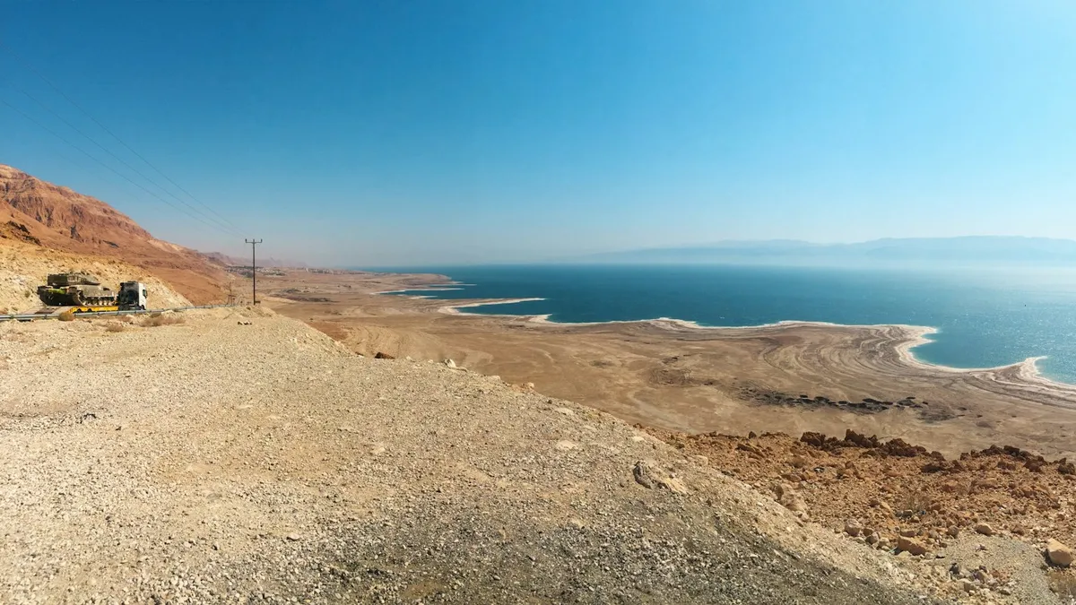 יחידת אירוח מפנקת או בקתה נעימה בכפר נופש אלמוג, עם נוף לים המלח או לנוף המדברי.